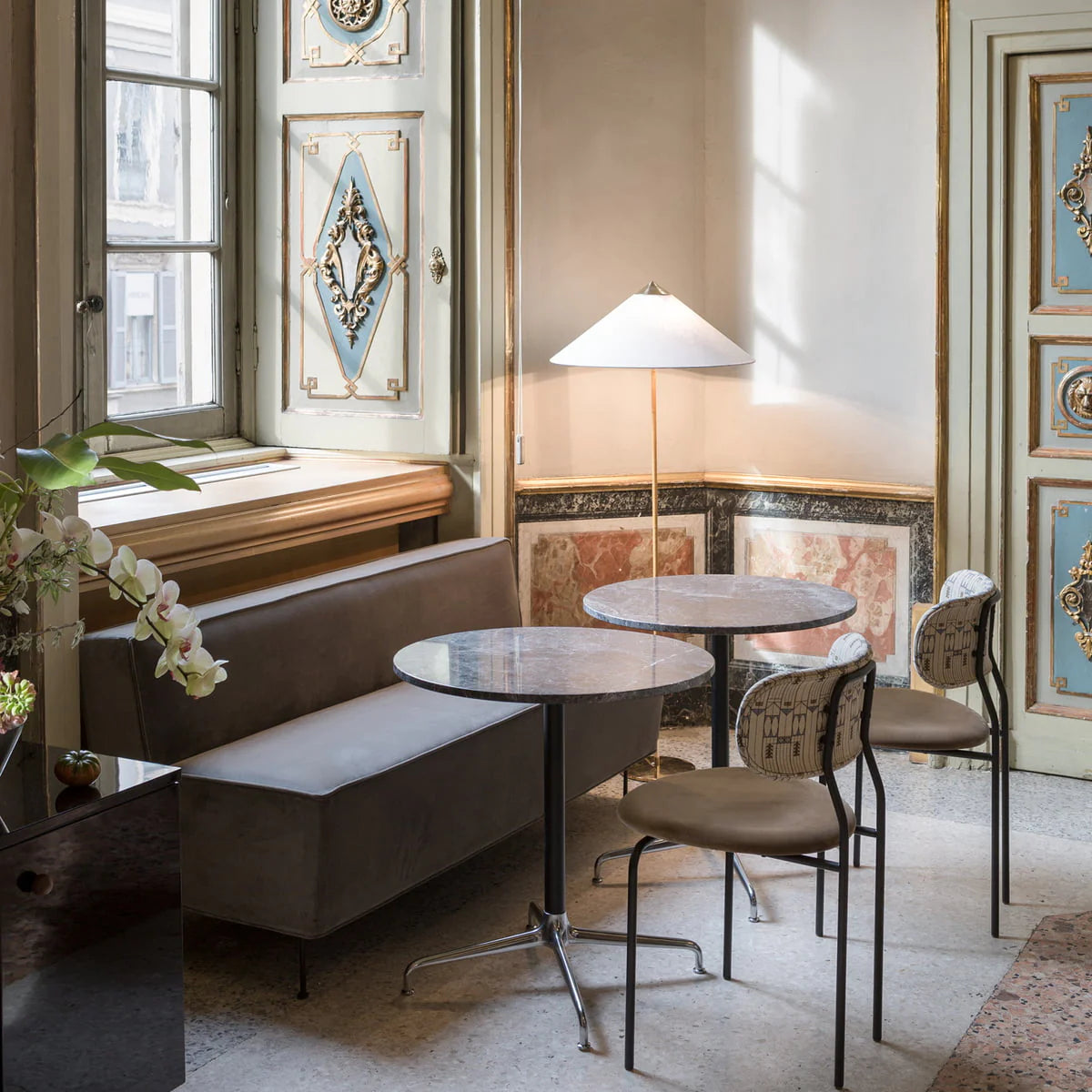 <img src="JericaMinimalistFloorLamp_lunrlighting_18.jpg"alt="A minmalist floor lamp in a room"/>